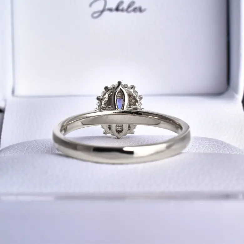 Pierścionek z szafirem w białym złocie